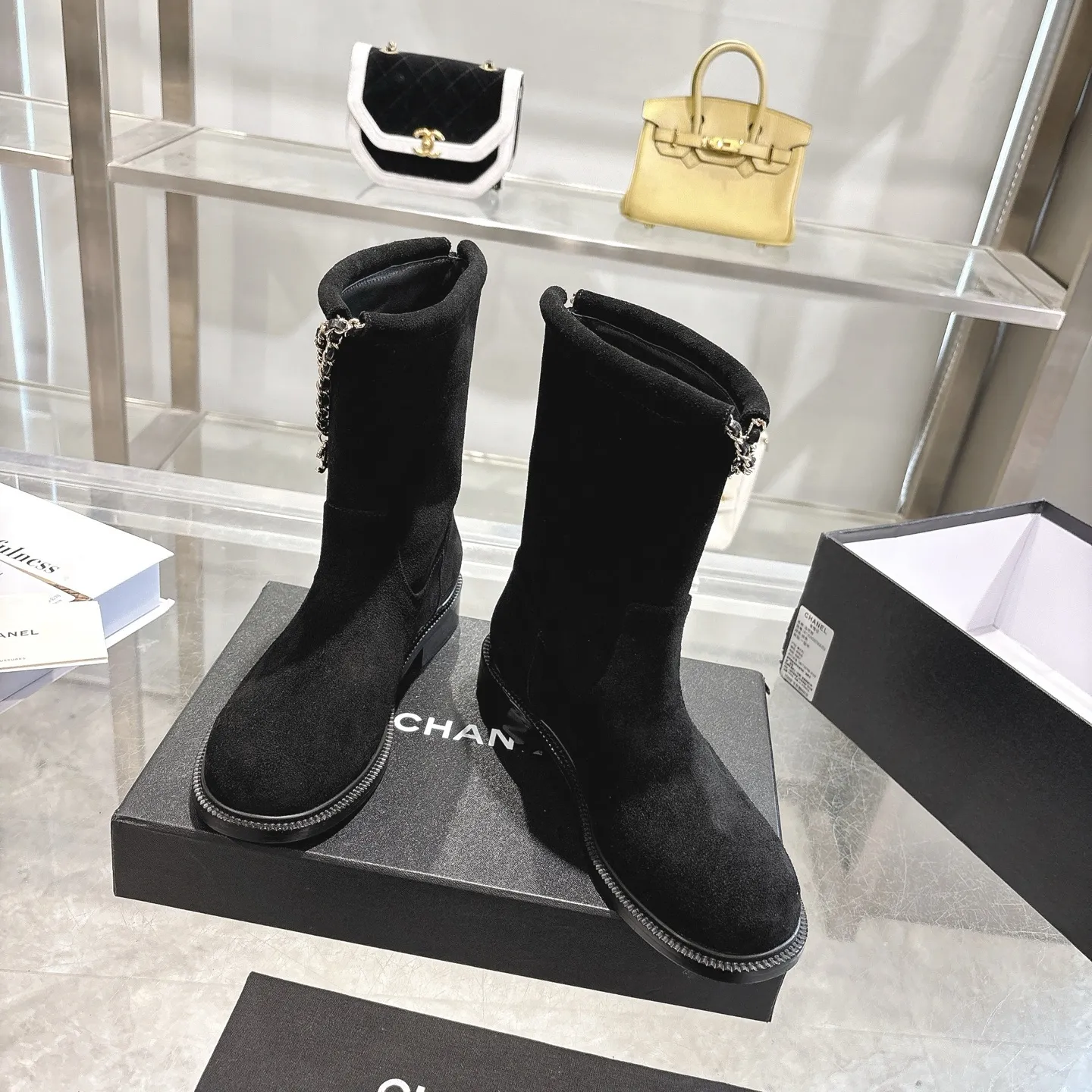 👟👟Ex-factory price 580👟👟 (Top version) CHANEL Chanel* Xiaoxiang new autumn and winter letter knight boots. This knight boot is really a representative of handsome fashion. The boots are embellished with Chanel letters, low-key yet luxurious! Simple, fashionable, individual and grand! The natural and smooth beauty has a beauty that is stunning in time. You should also show off your long legs in winter ~ Upper: imported calfskin Lining: water-dyed cowhide lining Heel height: about 3cm Size: 35-39 (40, 41 customization is not returnable)